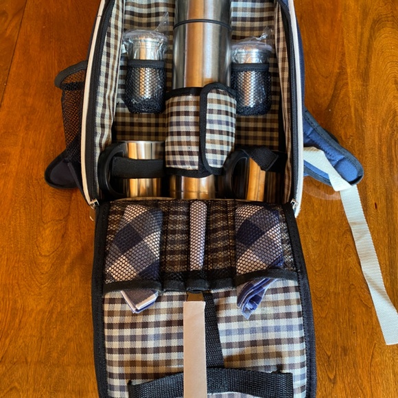 Picnic Backpack navy blue and white nylon, thermos, cups, knife, S&P, napkins - Picture 4 of 7